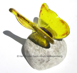 Dansende gele vlinder als mini-urn