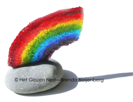 Glazen regenboog in steen