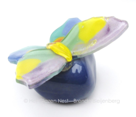 Vlindertje in zachte kleuren op paars mini urntje
