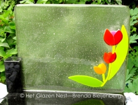 tulpen in kleine glasplaat