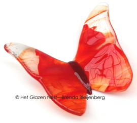 Glazen vlinder in speels rood