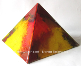 piramide in bruin en geel als urn