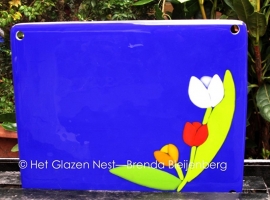 3 tulpen in blauw glas