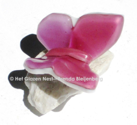 Kleine roze vliegende vlinder van glas