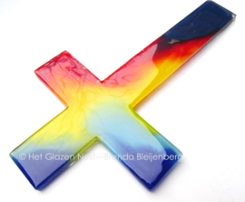 Glas kruis in regenboog kleuren