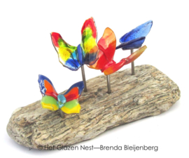 4 speelse vlinders op versteend hout