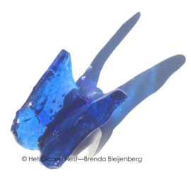 Blauwe glas vlinder met hoge vleugels