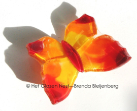 Kleine oranje vlinder met rode accenten