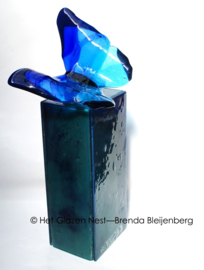 Glazen urn  met blauwe vlinder