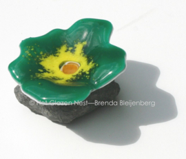 Bloem in zeegroene kleuren als mini urn