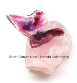 Roze vlinder op rozenkwarts