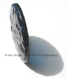 Kleine cirkel in grillig zee blauw glas
