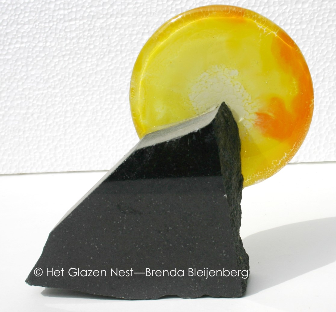 gele cirkel met zwarte graniet