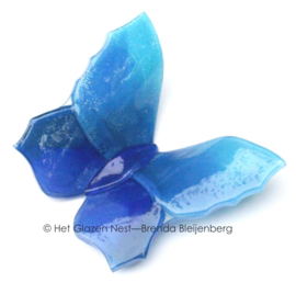 Blauwe glazen vlinder met kartelvleugels