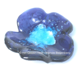Blauw paarse glazen bloem