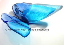 Glazen vlinder in rustig aqua en blauw