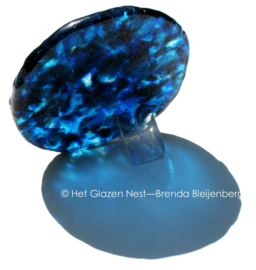Kleine cirkel in grillig zee blauw glas