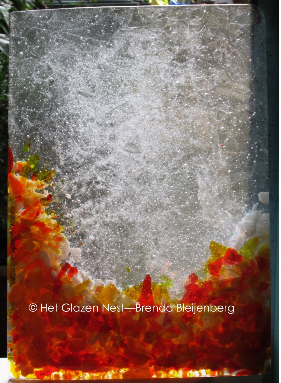 grillige object in blank en oranje glas