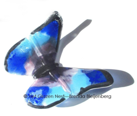 Aparte vlinder in blauw en paars glas