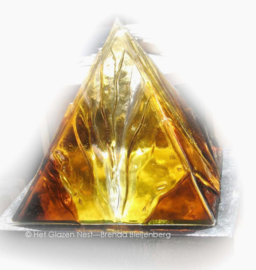 Bruingele piramide met relief, transparant