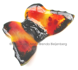 Vlinder in oranje en rood glas met zwarte randen