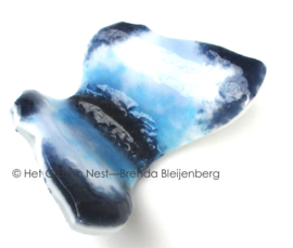 Glas vlinder in speels aqua, blauw en wit