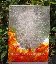 grillige object in blank en oranje glas