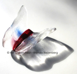 Vlinder in lichtdoorlatend glas