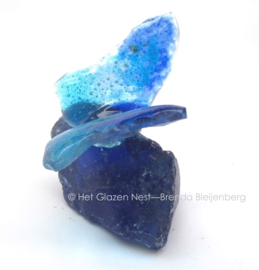 klein dansend blauw vlindertje op glas