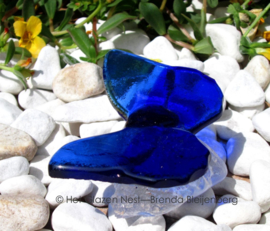 kobaltblauwe vlinder op casting glassteen