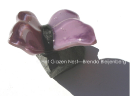 Kleine glasvlinder in oud paarse kleuren