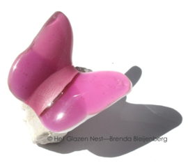 Kleine roze vlinder van glaskunst