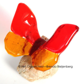 Speelse glas vlinder in oranje kleuren