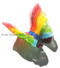 Speelse regenboog vlinder van glaskunst