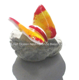 Kleine speelse glas vlinder in oranje en rood