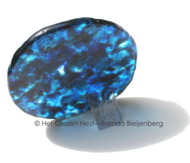 Kleine cirkel in grillig zee blauw glas