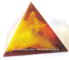 Glazen piramide-urn in aardekleuren