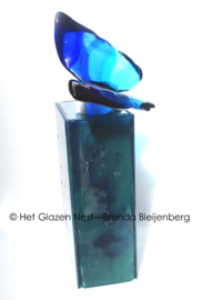 Glazen urn  met blauwe vlinder