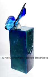 Glazen urn  met blauwe vlinder