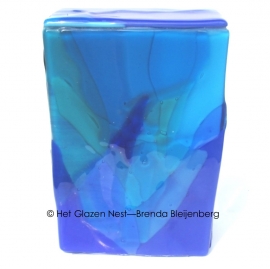 glazen urn in de kleuren van het water