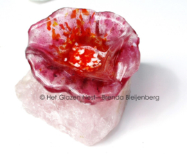 Roze bloem op rozenkwarts