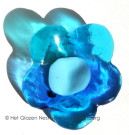 Kleine bloem in abstract aqua blauw glas