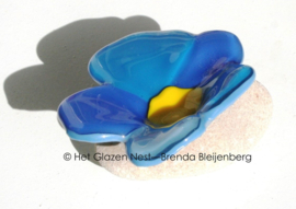 Klein blauw viooltje van glas