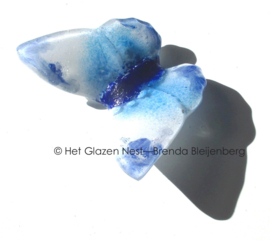 Kleine vlinder in wit en aqua glaskleuren