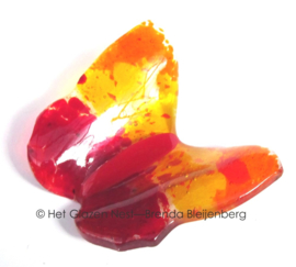 Glaskunst vlinder in oranje en rode kleuren