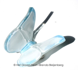 Glazen vlinder in wit en aqua kleuren