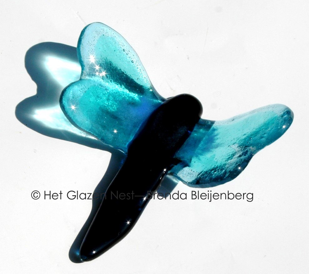 Glazen libelle in zeegroene kleuren