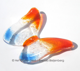 Vliegende glasvlinder in oranje, blank en blauw