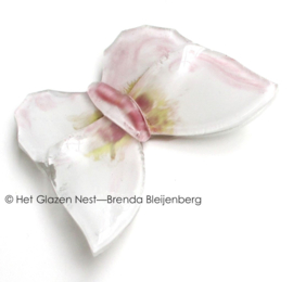 Roze vlinder met witte accenten in glaskunst