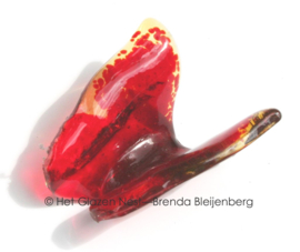 Kleine speelse vlinder van glaskunst